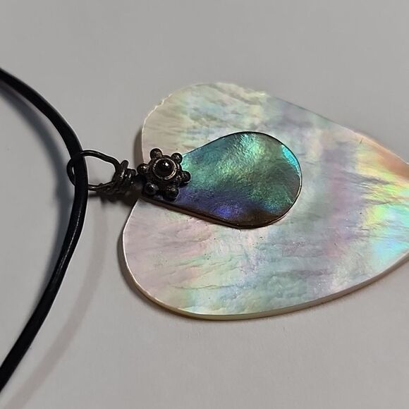 Elegant Iridescent Shell Pendant Shaped Like Guitar Pick Necklace Abaolne MOP - Picture 5 of 5